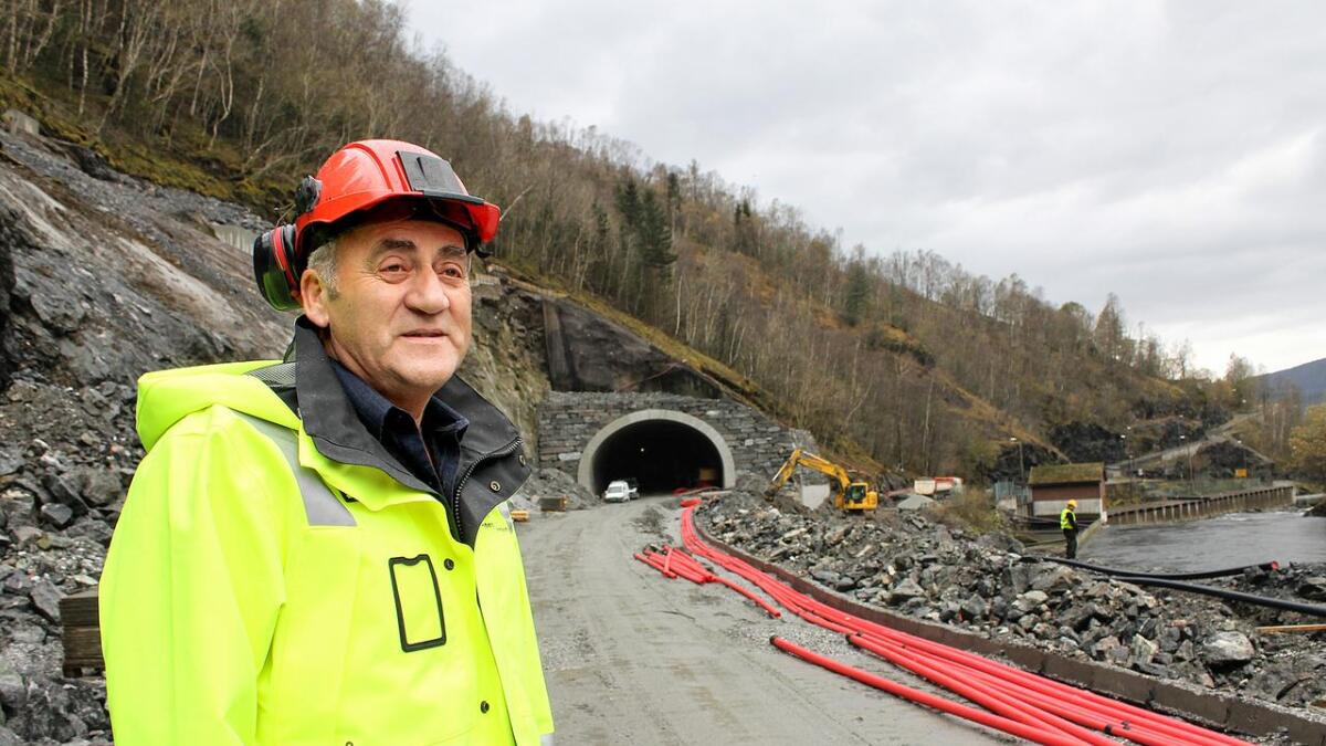 John M. Tveit er byggjeleiar på Tysseanlegget frå Statens vegvesen. Biletet er teke på austsida av tunnelen i oktober 2014.