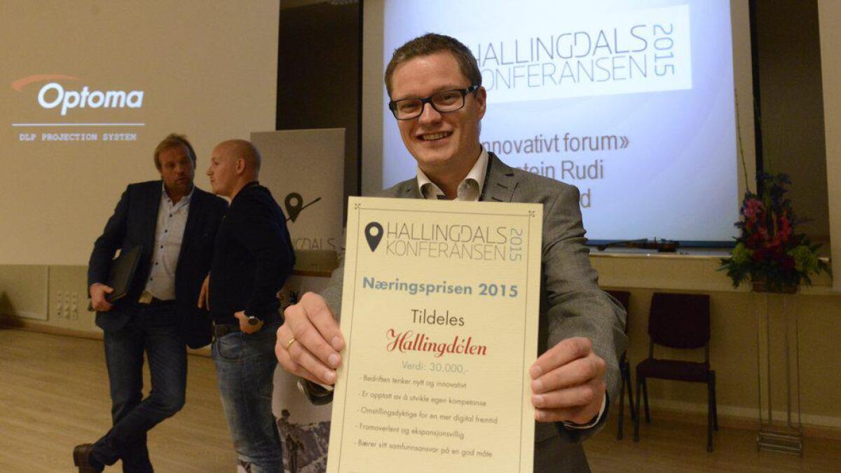 Hallingdølen vart tildelt næringsprisen for 2015 under Hallingdalskonferansen torsdag. – Utruleg artig, seier adm. direktør Christian S. Andersen.