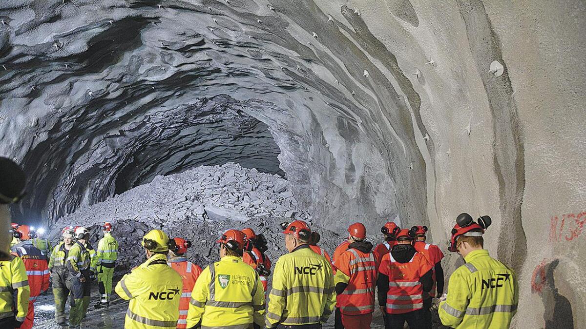 3. mai 2017 vart det gjennomslag i Mælefjelltunnelen. Så langt hadde det blitt gjennomført 408 471 arbeidstimar av arbeidarane inne i fjellet.