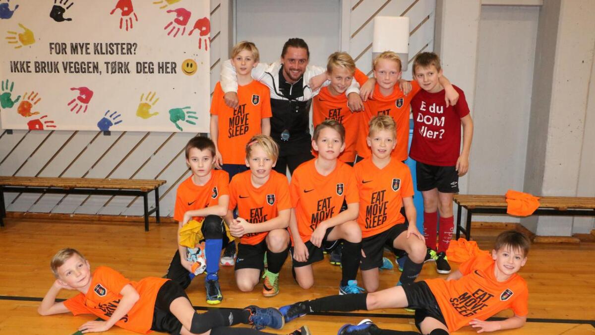 Sjølv med eitt og to års mindre erfaring enn dei andre laga, gjorde Skeiskameratane ein god jobb i fredagens Futsal-cup. Trenar Martin Røttingen er kjempestolt.