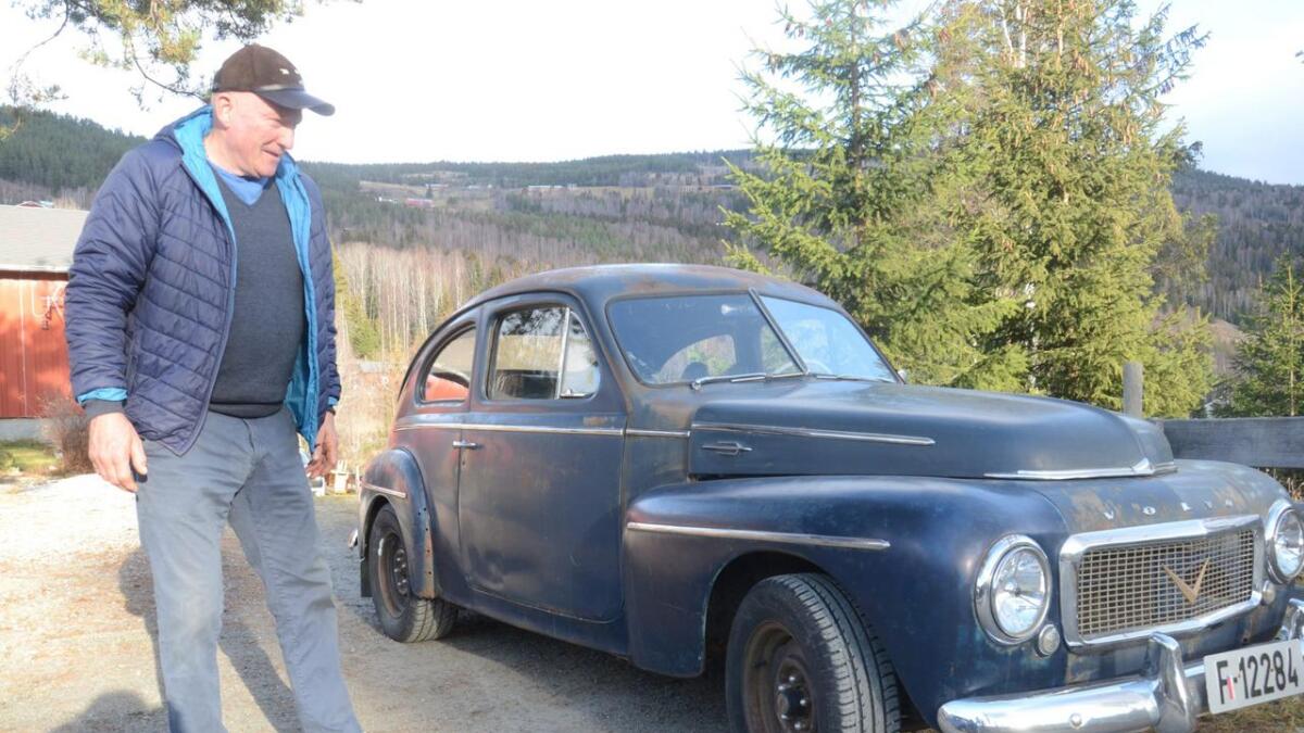 Endeleg heime. Kjell Olav Lerskallen sender eit varmt blikk på den gamle Volvoen.