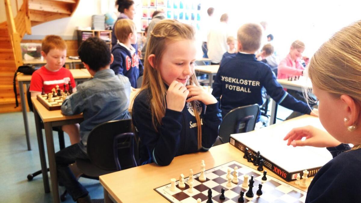 Ca 16 born og like mange vaksne hadde funne vegen til Os sjakklubb sin første spelekveld.