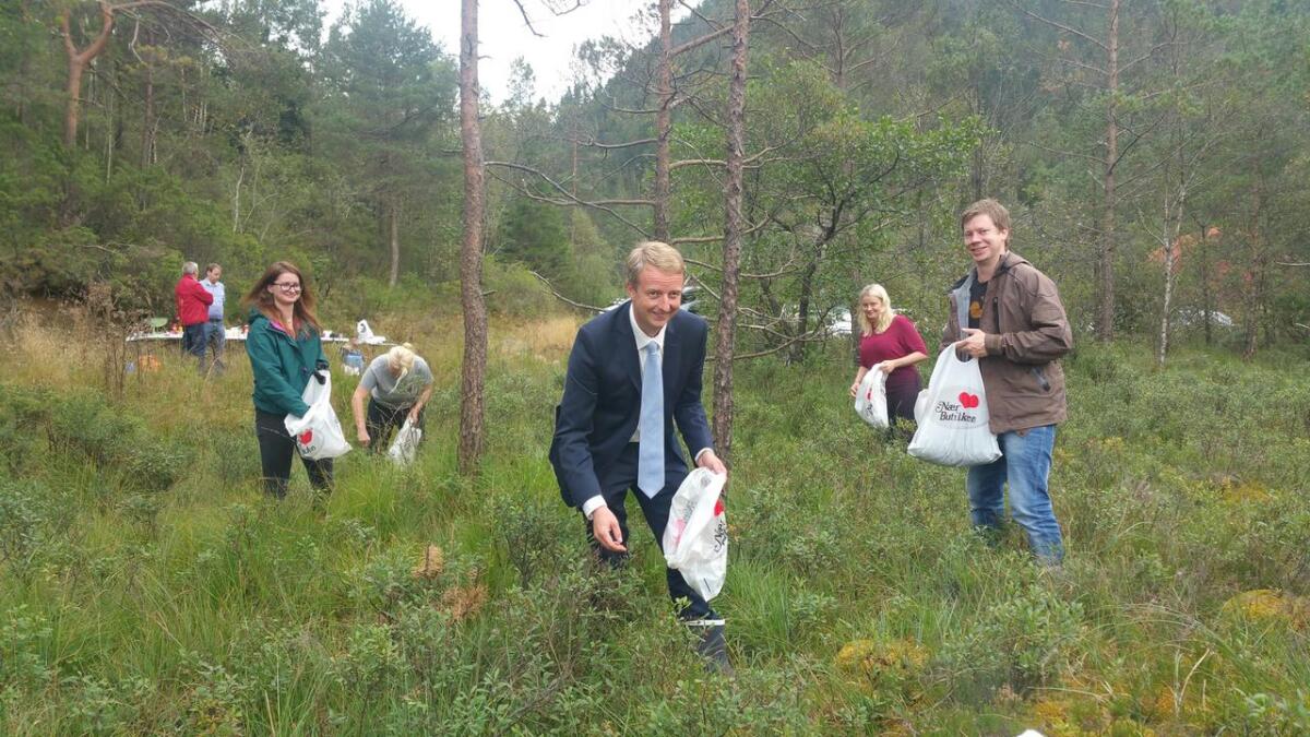 Ordførar Terje Søviknes tok turen på valdagen for å plukka pors saman med dei lokale bryggjarane.