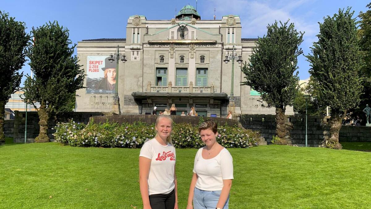 Pernille Svenningsen og Kine Berge Lunde poserer foran Den Nationale Scene i Bergen.