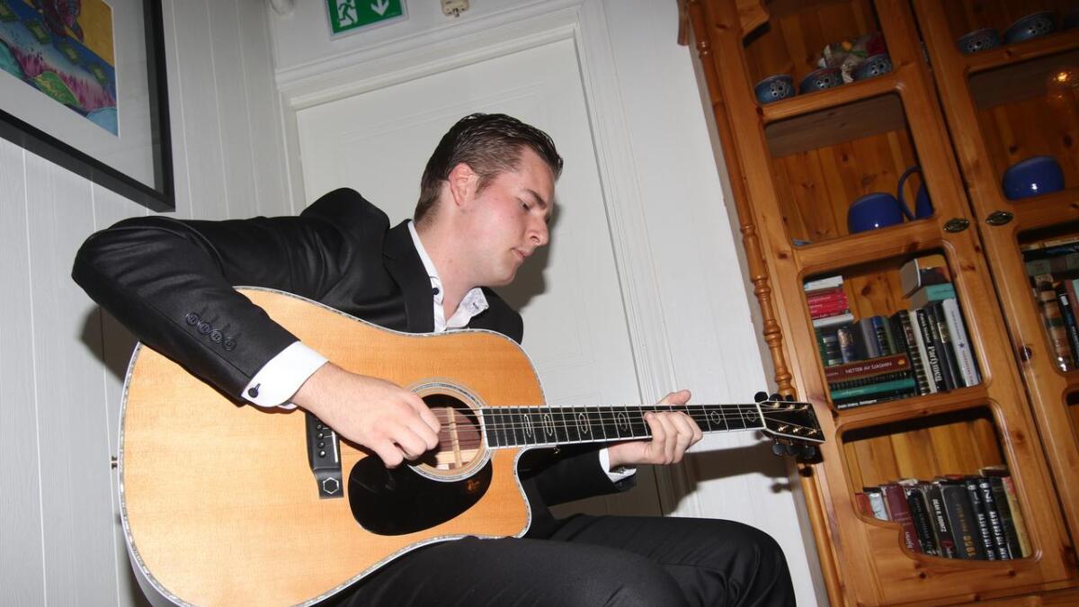 Hans Marius spelte også ein akustisk versjon av singel-låta si "Chased".