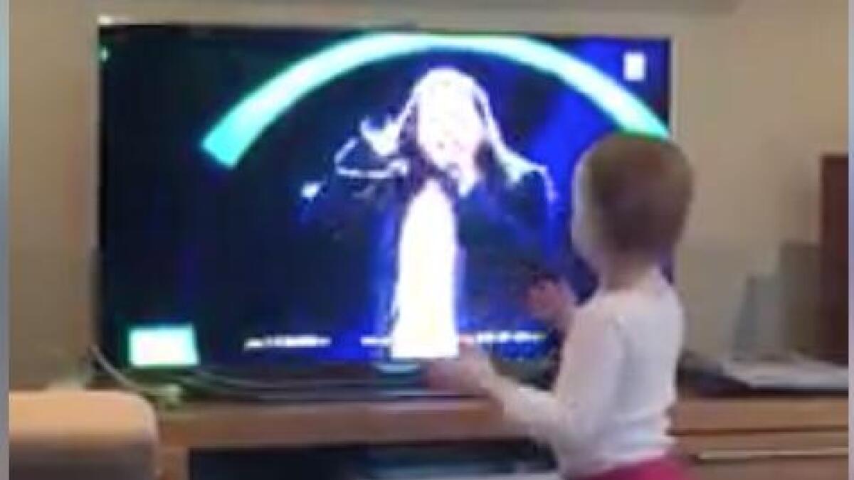 To år gamle Kaja Laastad Størksen tek gjerne nokre skikkelege moves når det er bra musikk på TV.