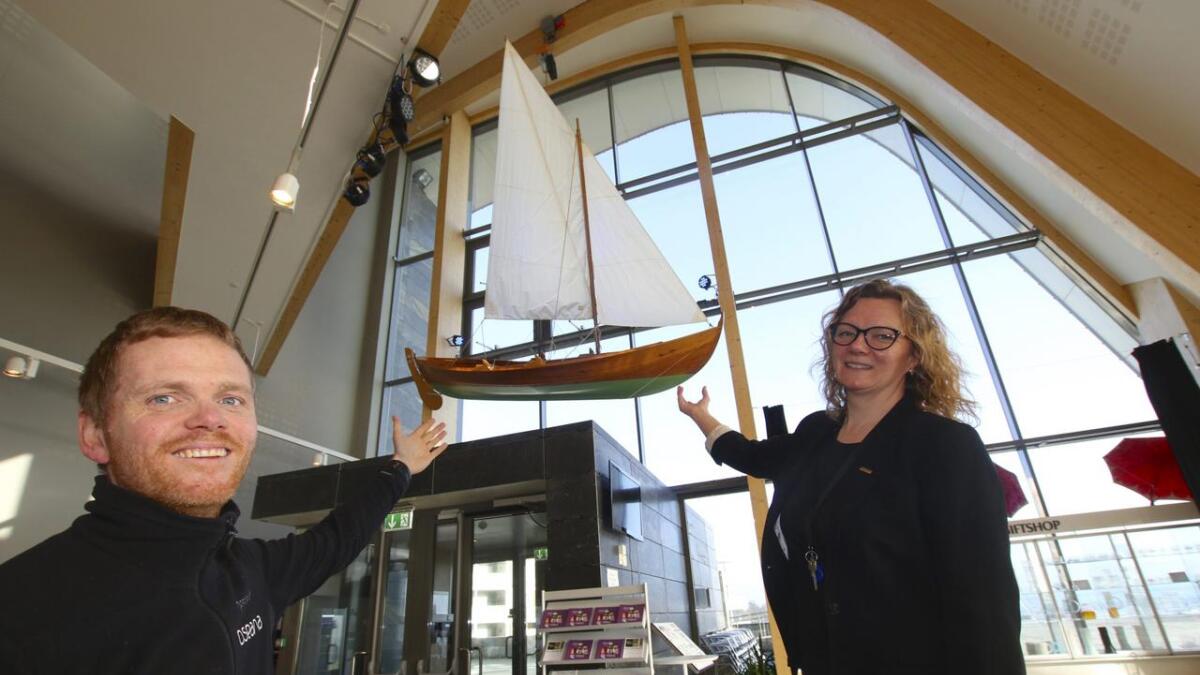 Lasse Nordahl-Pedersen og Veronica Halhjem tenkjer oselvaren i vindauget symboliserar eit Oseana i medvind.