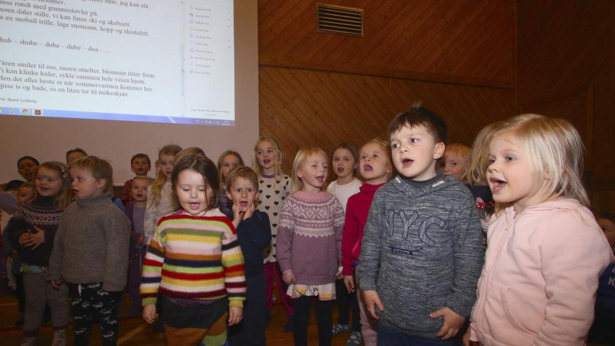Mariell, Patrick og dei andre borna frå Søre Øyane naturbarnehage song «Skal vi være venner» og «Vestlandet».