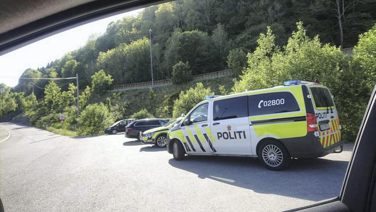 Politiet stoppa og sjekka bilar i Kuvågen etter ei uklar melding om ein våpensituasjon.