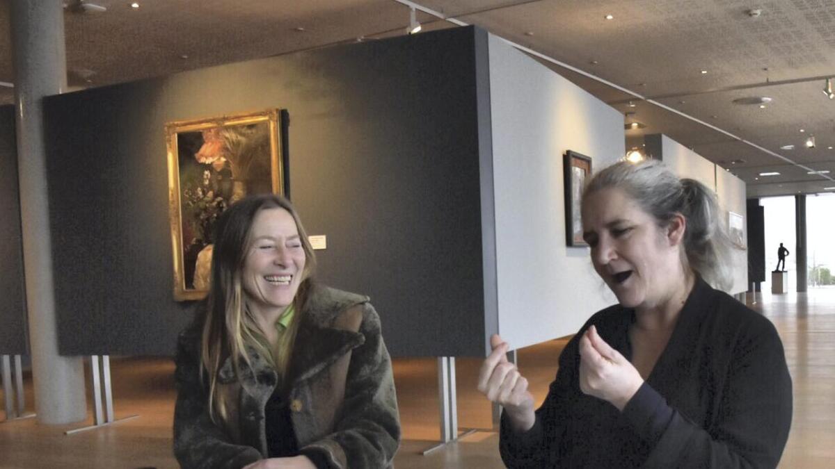Torild Stray (til venstre) og Evelyn Holm lovar eit spanande utval når utstillinga opnar i Oseana 7.april.