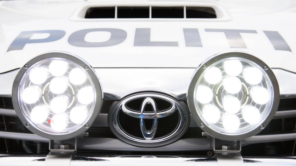 Stord lensmannskontor sin nyaste politibil er ein Toyota Hilux pickup med 2.5D motor god for 144 hestekrefter. Her vist fram av politiførstebetjent Kjetil Hauge.