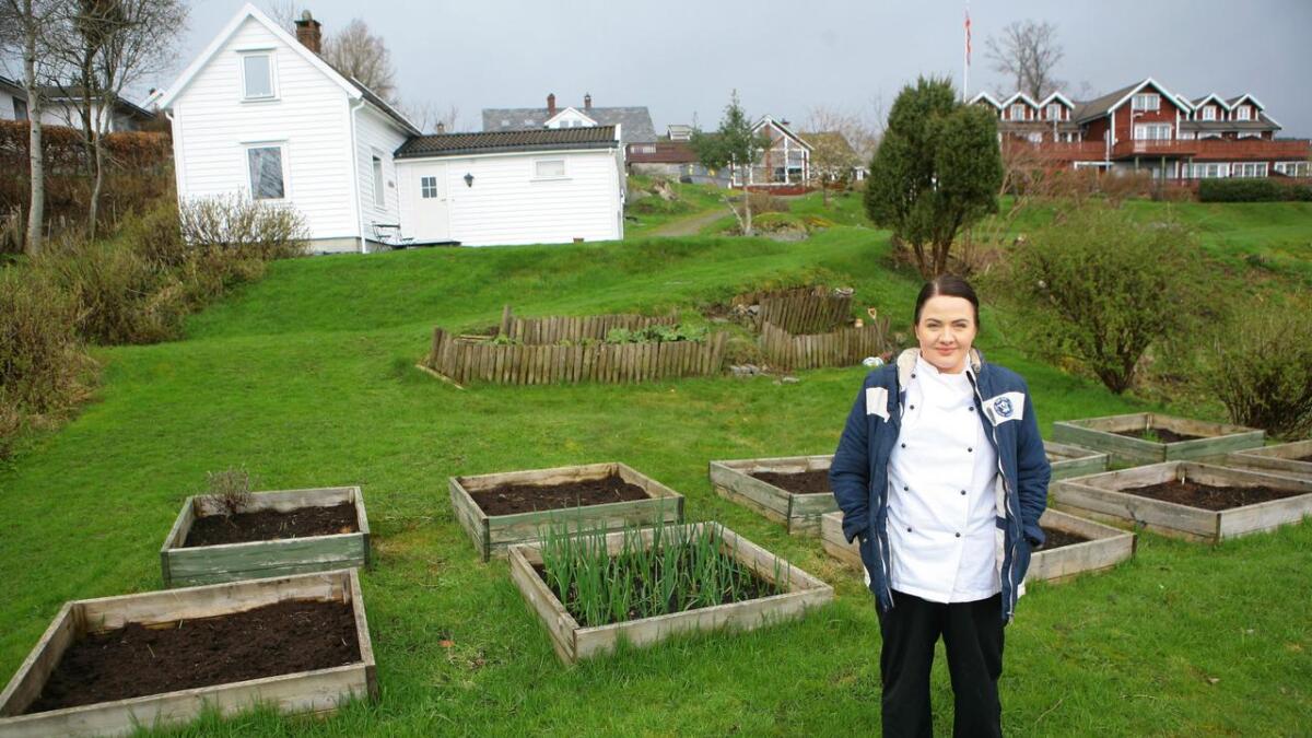 Kjøkensjef Iselin Borge er oppteken av at maten skal vera mest mogleg lokalprodusert - gjerne frå eigen hage.