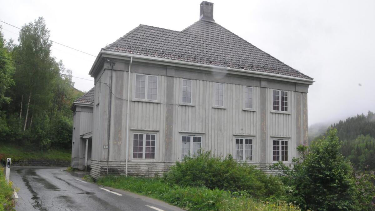 Messa på Rødberg har stått tom i to år og blir ikkje lenger brukt som hybelhus. Snart skal politikarane avgjera den endelege lagnaden til den snart 100 år gamle bygningen.