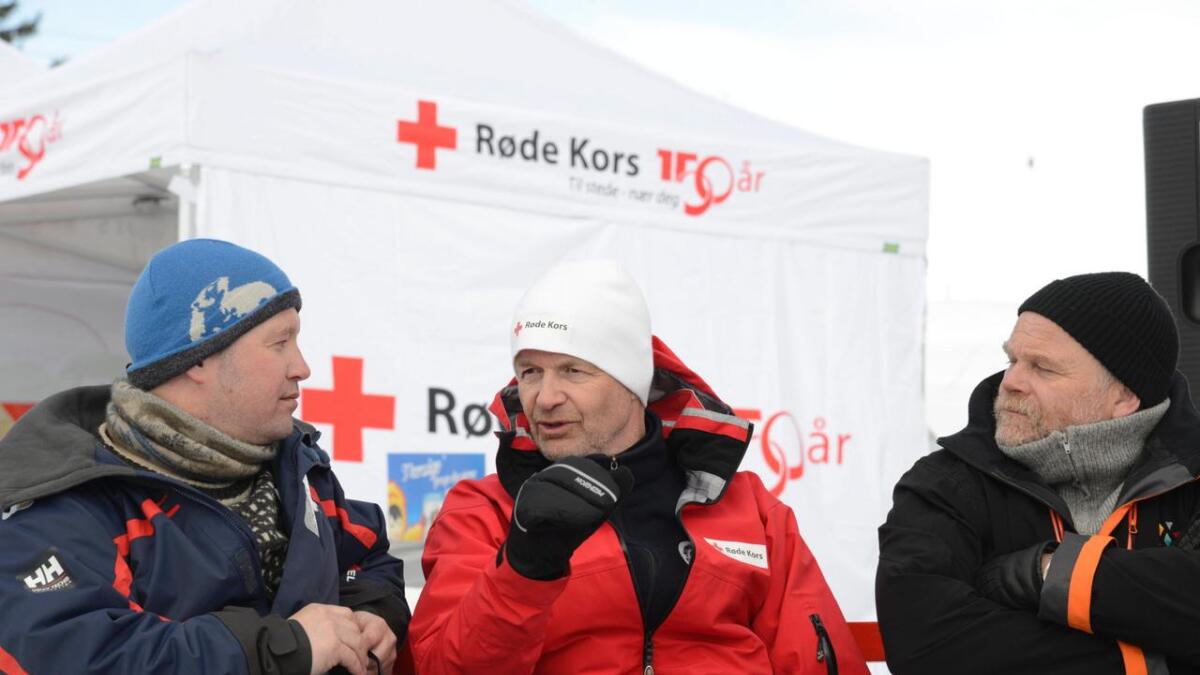 Justisminister Andrers Anundsen (t.v.) og president i Norges Røde Kors, Sven Mollekleiv og dåverande Gol-ordførar Hallvor Lilleslett på Storefjell.