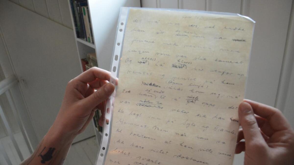 Thomas har fått eit ark frå eit handskrive originalmanus av Mikkjel Fønhus.