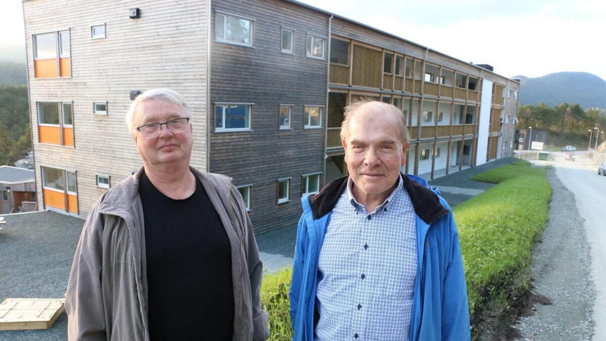 Henry Nytræ og Einar Gjertinsen er nøgde med dei nye leilegheitane i Hjellemarka. Problem har imidlertid oppstått i ferdigstilling av infrastruktur og fellesareal. - Det kan ikkje vera slik at utbyggjar gjer som det passar dei, seier dei to.