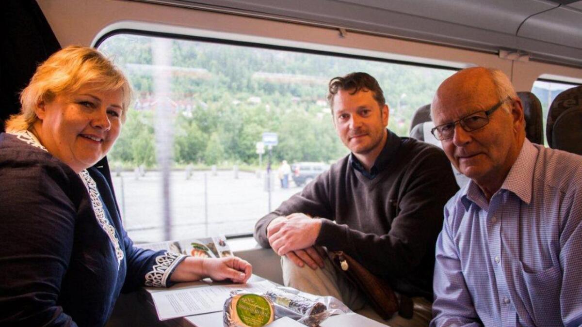 I juni 2013, tre månader før Høgre vann regjeringsmakta, var sist gong høgreleiar Erna Solberg besøkte partifellar i Hallingdal. Då fekk ho ei oppdatering om fjellandbruk frå Jan Egil Halbjørhus (Hemsedal Høgre) og Jon-Andreas Kolderup (Hol Høyre) på toget mellom Geilo og Gol.