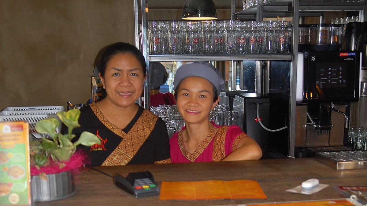 Bak disken i eit fargerikt interiør på den nye thai-restauranten på Evje, dei to drivarane Patcharee Kaewpan som har vore i Noreg i 7 år og Chanchai Chaiyed som har vore her i 9 år.