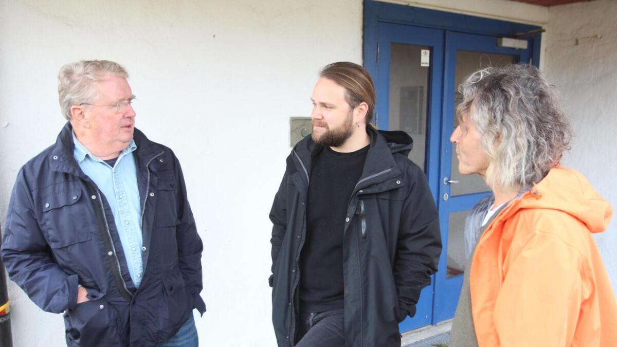 Musikarane Eirik Søfteland (i midten) og Leif Østrem (t.h) er ikkje i tvil om at Fjellheim må takast vare på. Her i samtale med Fjellheim-forkjempar Rolv Bjørø.