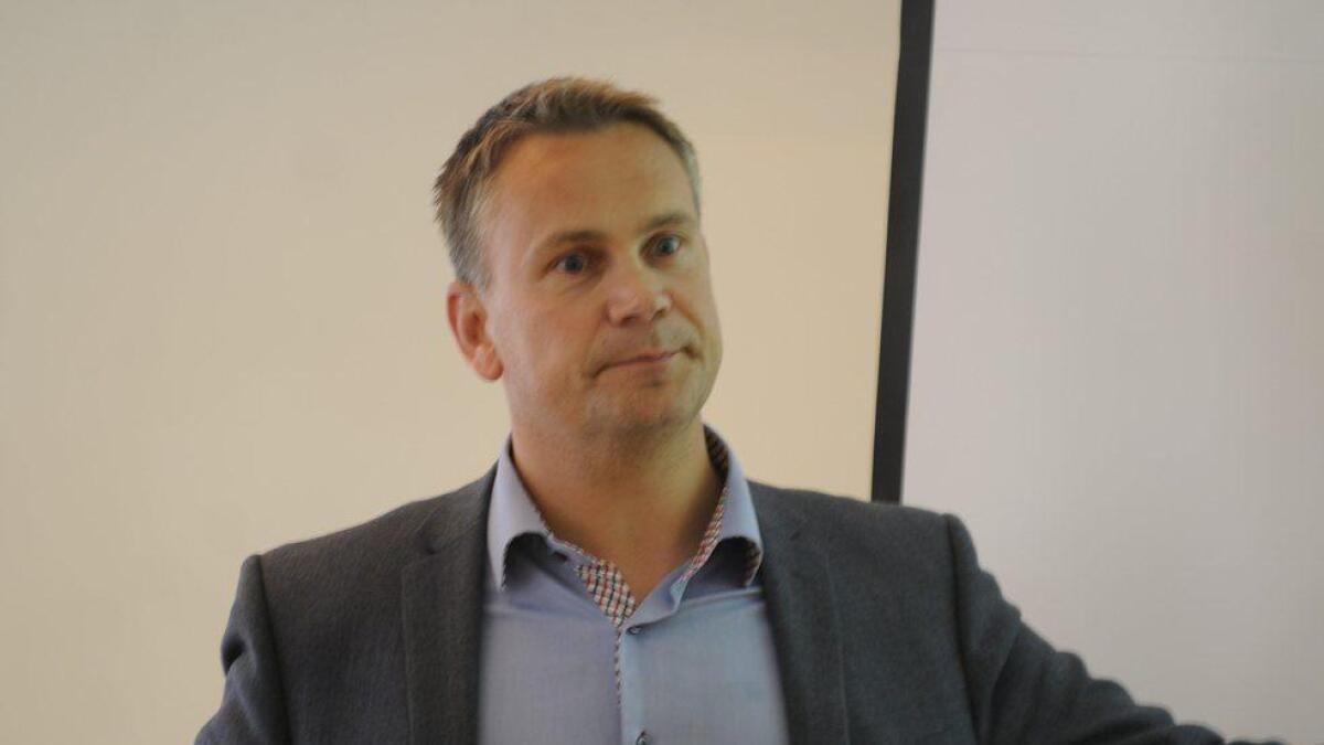 Kjell Ove Kalhagen i Implement Consulting Group inviterte forsamlinga til å koma med innspel om vegløysingar over Hardangervidda.