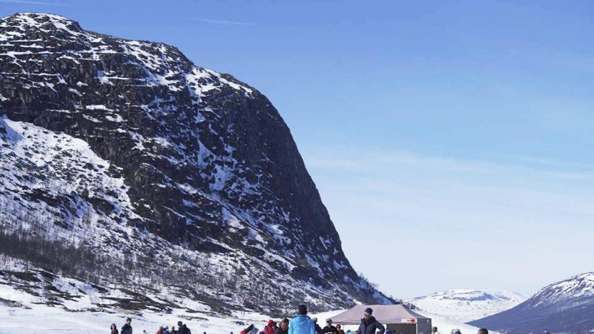 Blant dei 100 -120 små og store som kosa seg på isen i finvêret, var det både fastbuande, hyttefolk og turistar.
