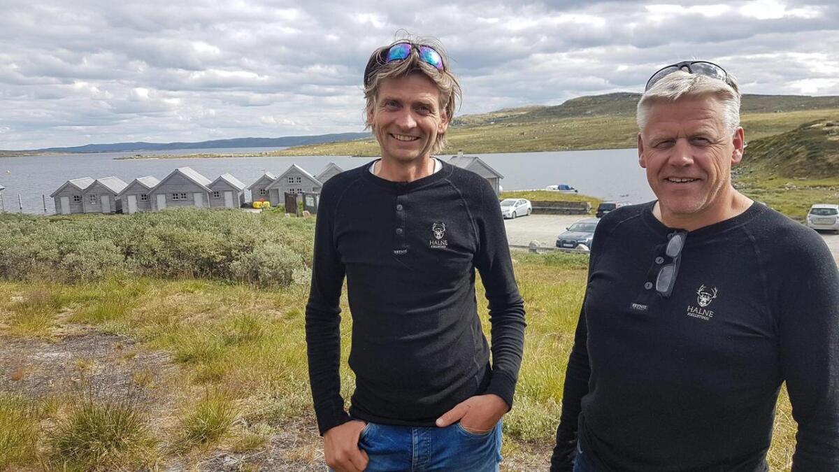 Geirmund Tormodsgard (t.v.) og Ingar Dalen, vertar på Halne Fjellstugu, riggar klart til konsert og bryggedans i kaiområdet ved Halnefjorden.