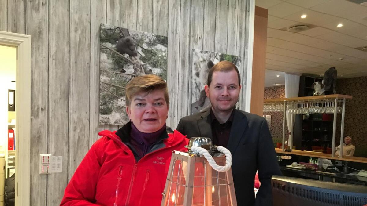 Sokneprest Janne Sukka og hotelldirektør Kjartan Sevre.
