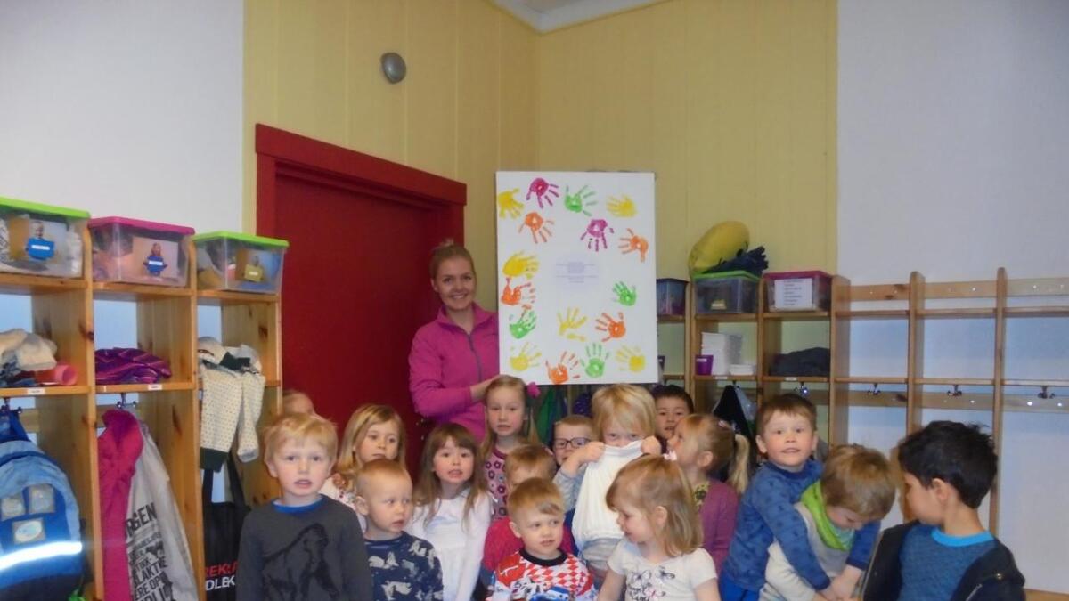 Barna synest det var spennande å høyre kunstnar Knut Flatin fortelje om korleis han arbeidde med fargar og teknikkar. (Båe foto privat)