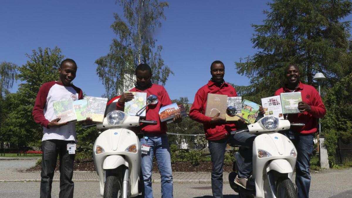 I tre månader skal David Kadenge (f.v.), Joseph Kisungu, Adegu George og Kiplimo Elicky selja bøker i Bergensområdet. Denne månaden er dei i Os og Fusa.