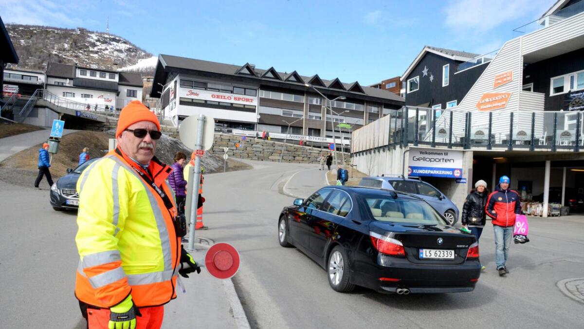 Erik Kristiansen og kollegaene i Trafikksikring Hallingdal dirigerte trafikken i Geilo sentrum i påska. – Det har ikkje vore kork mens me har stått her, seier Kristiansen.