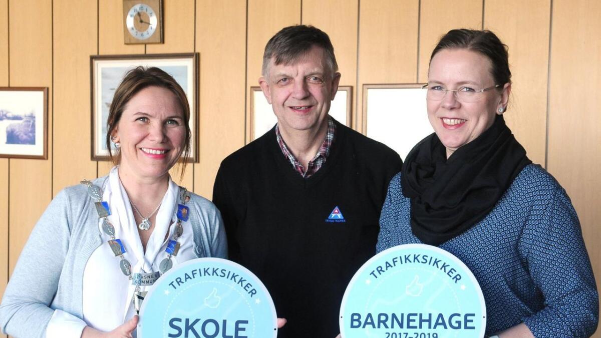 Ordfører Karianne Bråthen sammen med Tore Jeremiassen fra Trygg Trafikk og Trine Jovik Larsen fra Helsestasjonen.