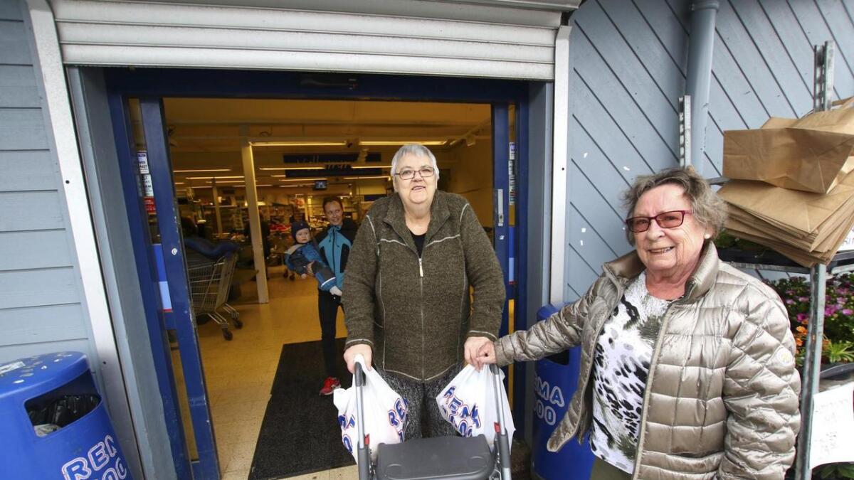 Ragna Hodneland og Elsa Garvik har vore kundar på Rema 1000 i idrettsvegen i årevis. Dei kjem til å sakna både butikken og dei tilsette.