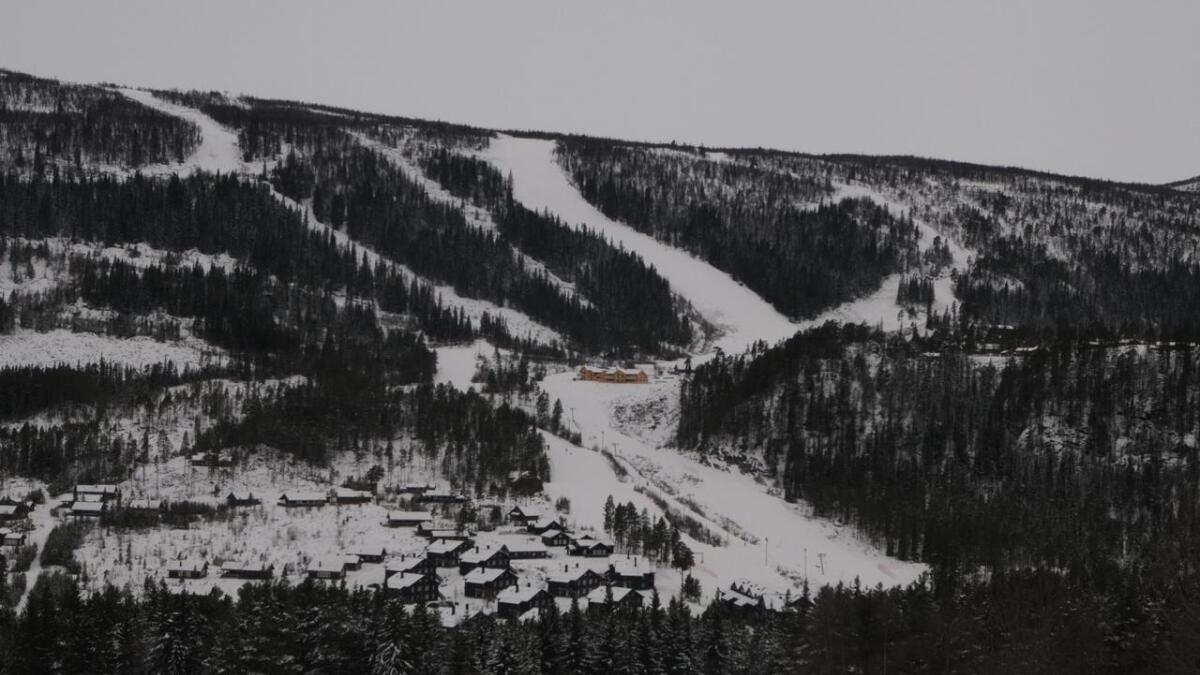 Ein snøfattig vinter og stengt Fjellheis heile vinteren har ført til nytt driftsunderskot i Uvdal skisenter. Biletet vart tatt i mars.