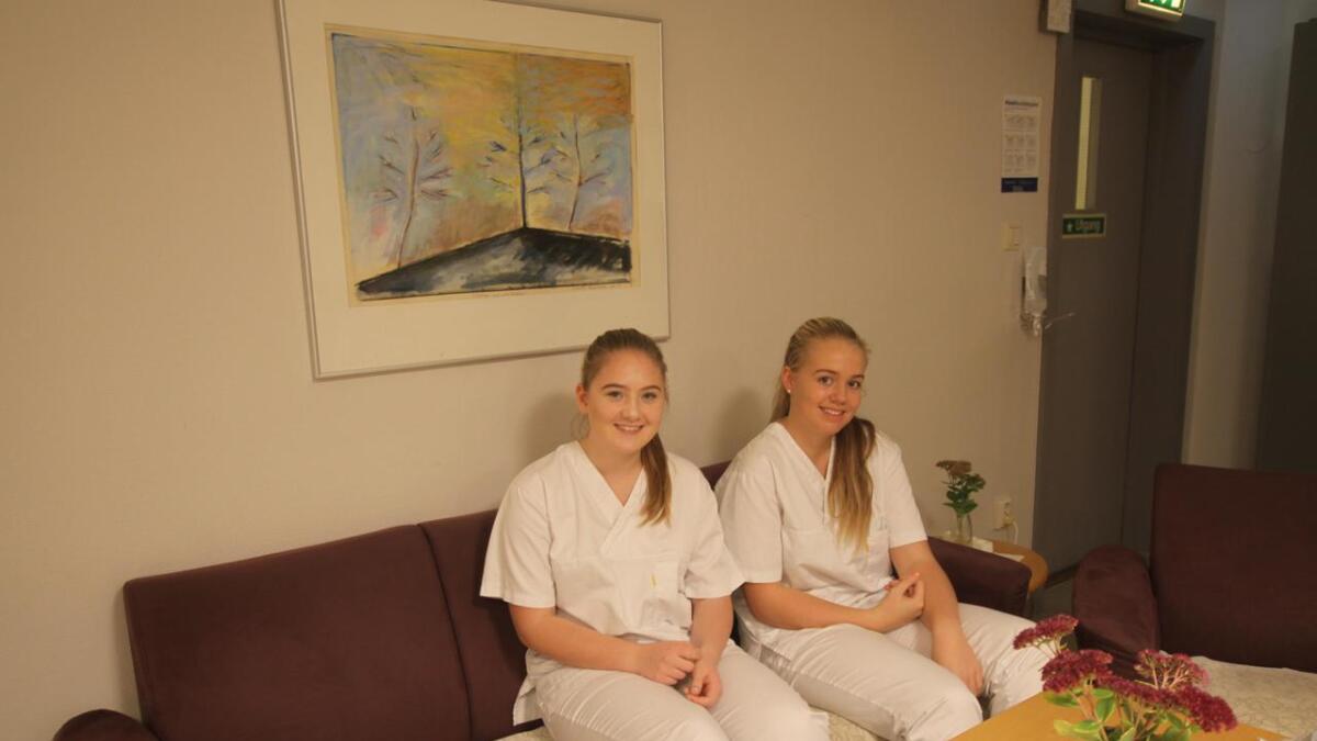 Helene Dale (t.v.) og Ida-Marie Borge trivst godt i arbeidsveke ved Fusa bu- og behandlingssenter.