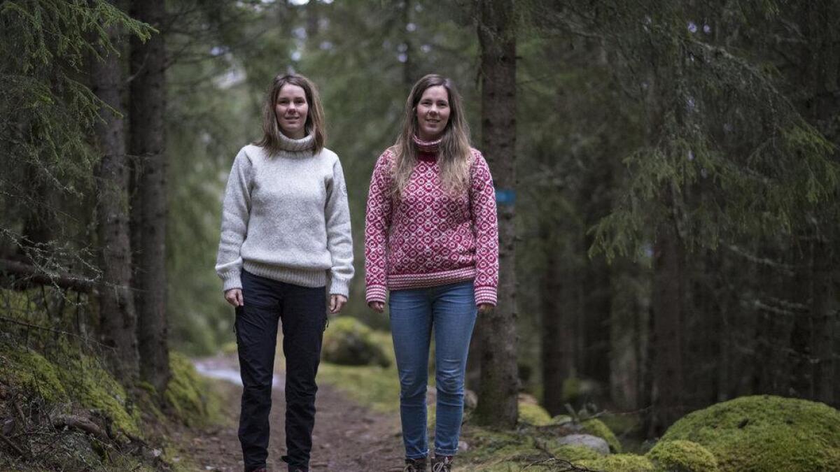 – Det er som å ha ei bestevenninne i hus, seier Sigrid Kvåle Myksvoll (25) (t.h.) om tvillingsyster Ingvild. Dei har vore veldig tette i oppveksten og har følgt kvarandre heilt fram til studietida.