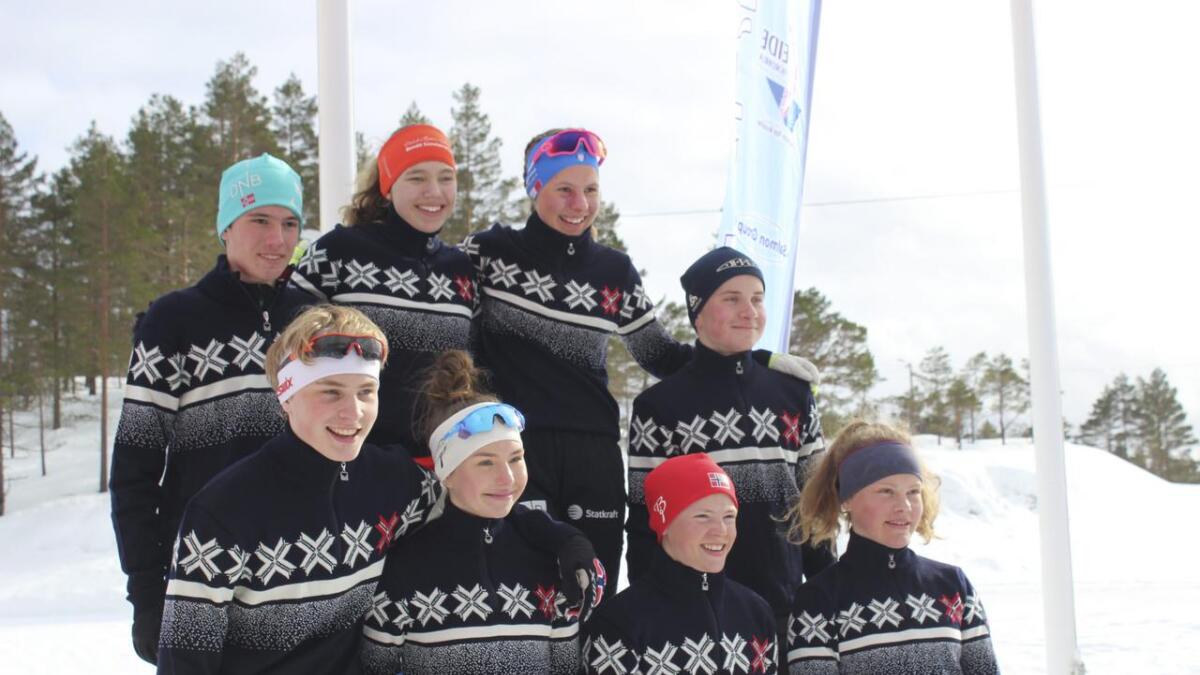 Fire av samanlagtvinnarane var lokale - Guro Femsteinevik og Kristoffer Haugse Rød i 14-årsklassen (dei to lengst til høgre i bakerste rekke) og Eirik Hjartnes og Hedda Singelstad Kåsa i 16-årsklassen (dei to lengst til venstre i nederste rekke).