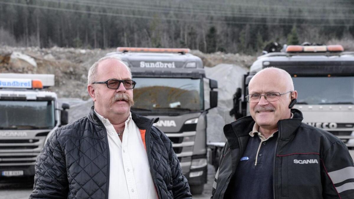 Ole Gunnar Svendsen (f.v.) og Per Egil Sundbrei vil vidareføre Hallingfrakt-namnet når dei frå nyttår av har overtatt heile selskapet frå SR-Group.