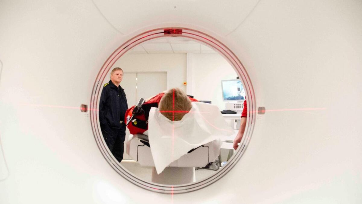Syver Tveito og Tor Arve Imingen i CT-maskina. Ambulansen på Ål har hatt mange øvingar siste tida.