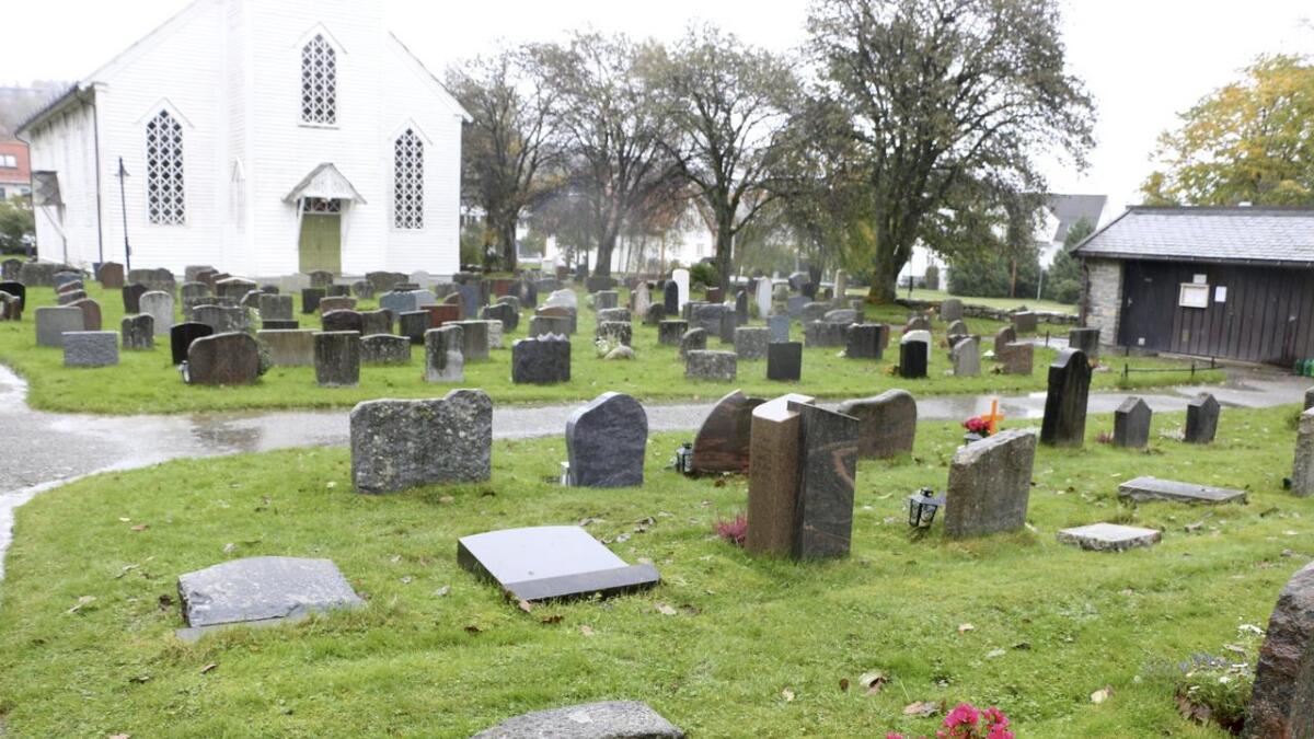 12 gravstøtter er kvelva etter hærverket på Os kyrkjegard i dag tidleg.