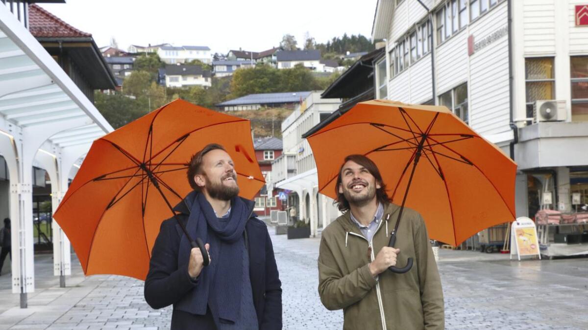 Næringssjef Daniel Skotheim og sentrumsleiar William Lindborg speidar etter regn. – Eg har på kjensla at det vert litt regn dei neste månadane, seier Lindborg.