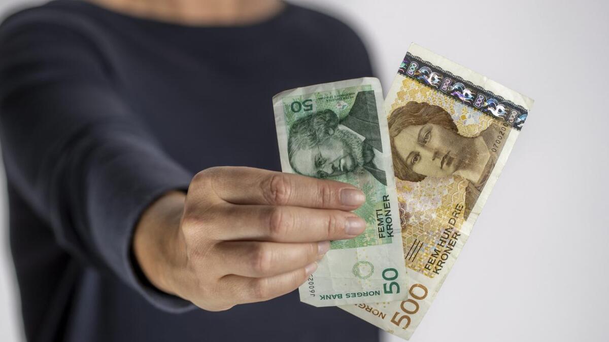 Snart blir dei gamle 50- og 500-kronersetlane ugyldige. Norges Bank tilrår å bytta dei ut før 18. oktober.