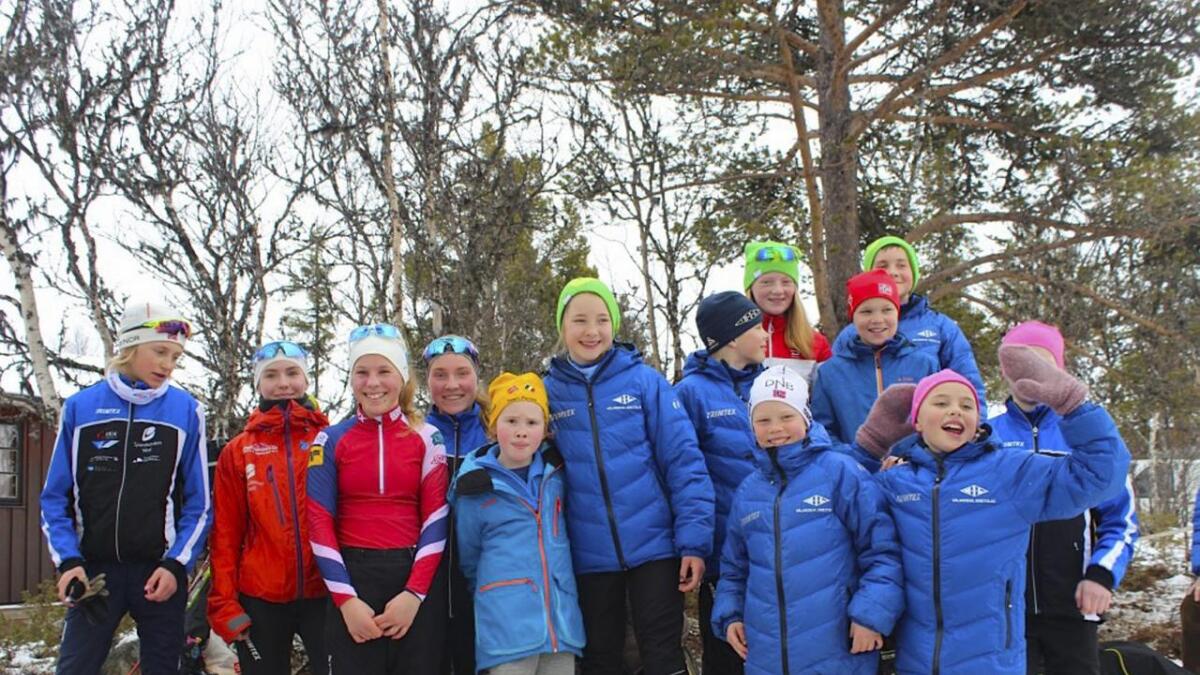 Hålandsdal IL viste seg godt fram i sesongens siste store skiskyttarrenn. Her er om lag halvparten av gjengen samla. (Privat foto)
