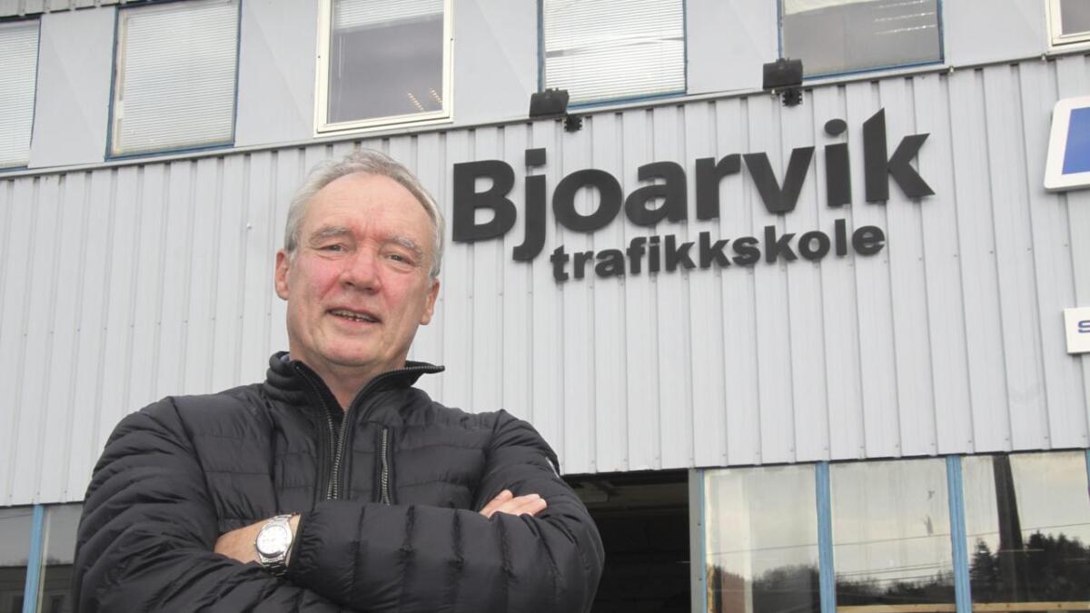 Arne Bjoarvik har stor forståing for at Os Taxi er frustrerte over talet pirattaxier i Os og vil hjelpa med haldningsskapande arbeied med ungdom på køyreskulen.
