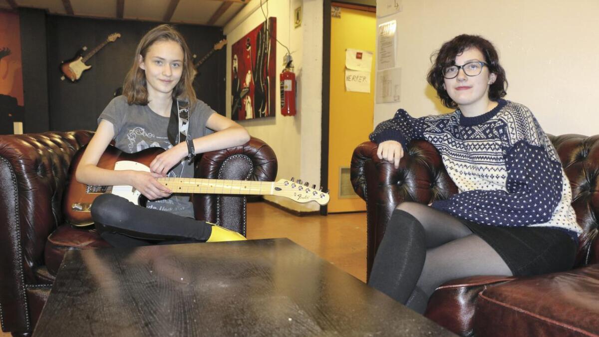 Frida Solheim (15) og Lilly Mae Grønvigh (16) er to av arrangørene av konserten for ungdom fredag 12. januar i Nesjaheimen på Vinnes.