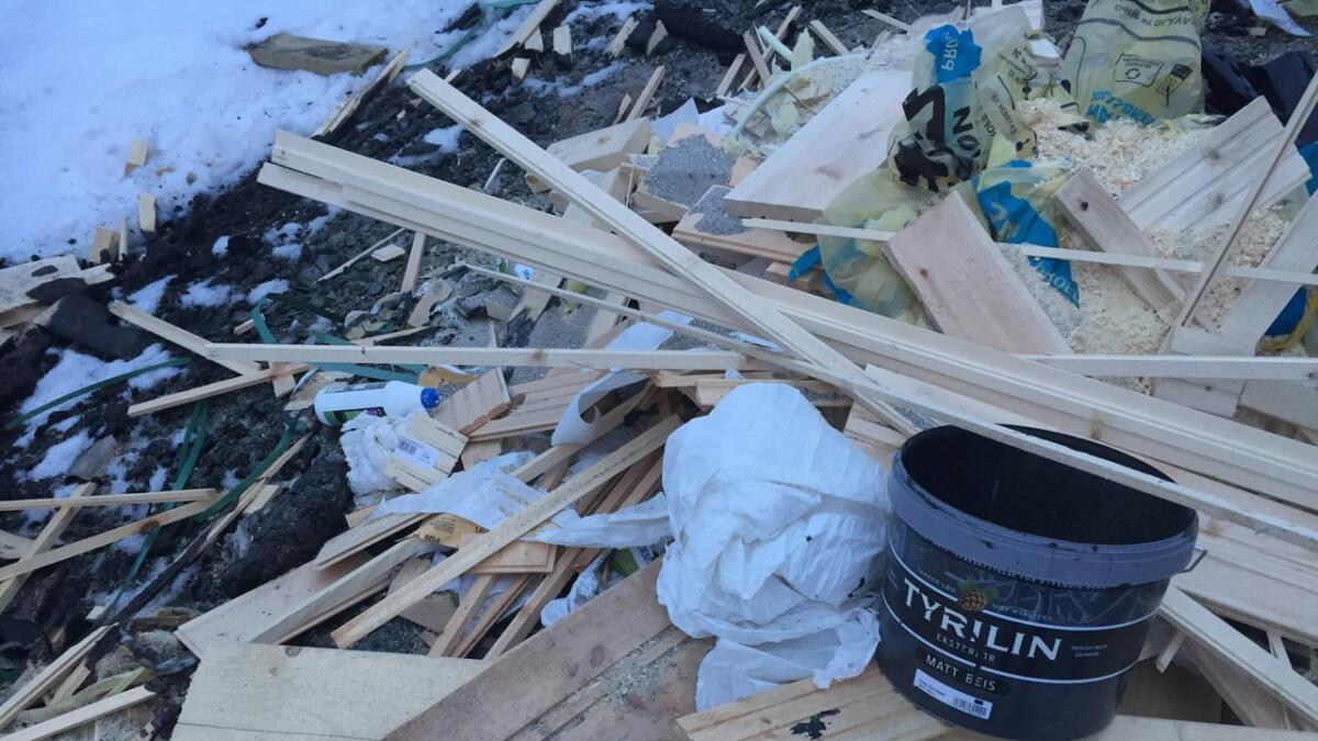 Her er eit eksempel på kva som hamnar på ein avfallshaug i eit hyttefelt i Flå.