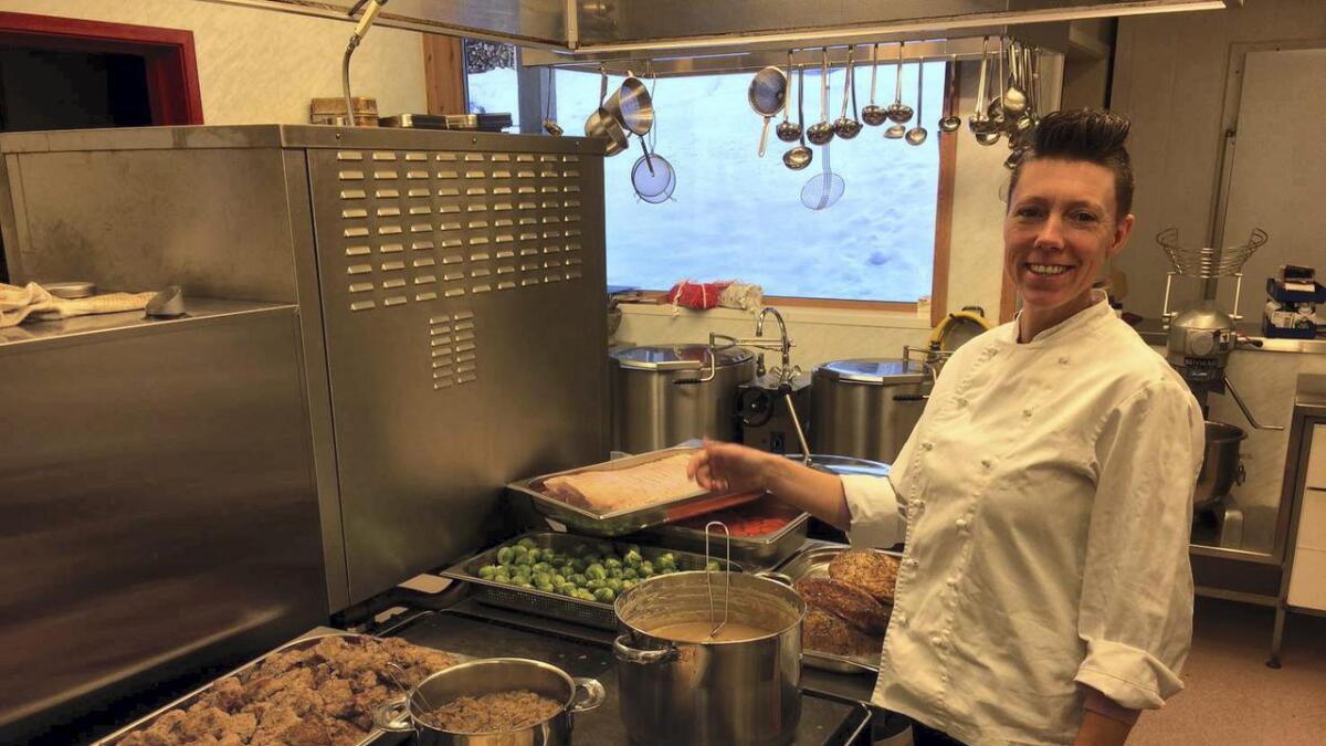 Irene Djuvet er tilsett som kokk på Seljord folkehøgskule og var med å la til rette for eit bugnande bord med jolesmakar i ulike variantar. 		             Alle