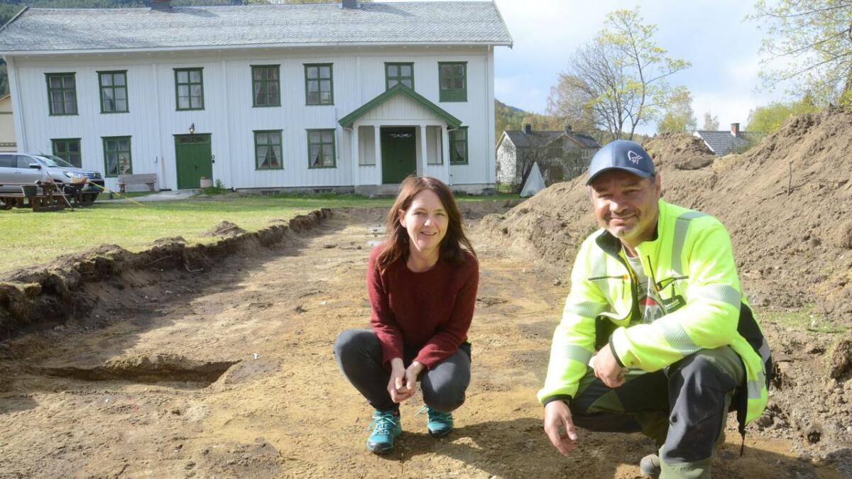 Feltarkeologane Vanja Tørhaug og Frank Halvar Røberg frå Buskerud fylkeskommunen kan ha funne eit langhus i hagen i Sorenskrivargarden.