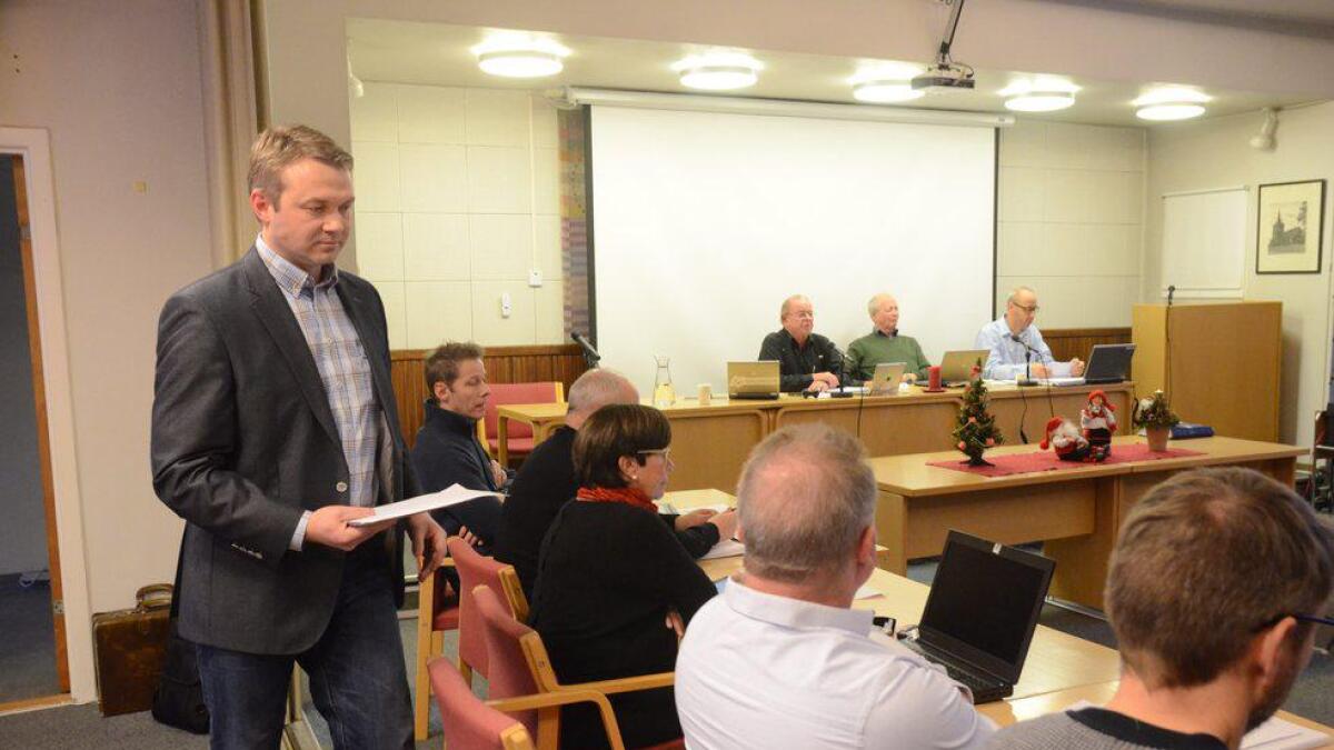 Aps Knut Jacob Larsen bad i kommunestyret om ei jurdisk vurdering av Facebook-utsegna.