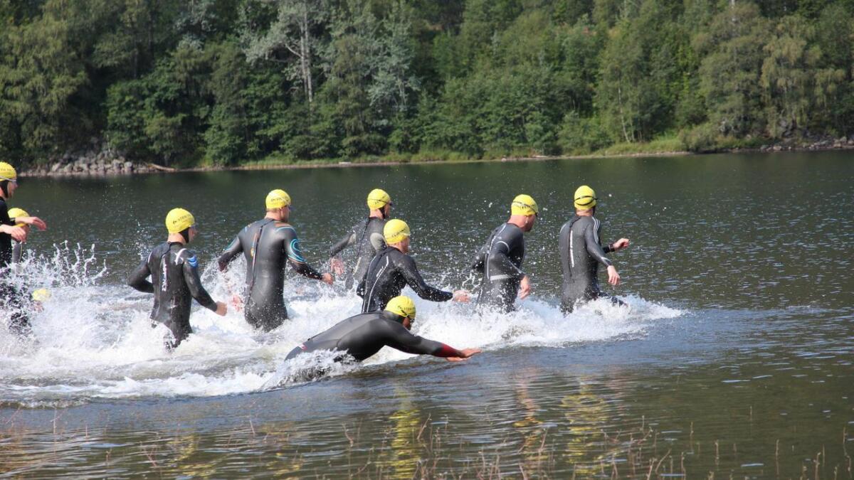 For deltakarane i Nore og Uvdal Triatlon nyttar det ikkje å kjenne på vatnet og nøle. Her er det berre å kaste seg uti.