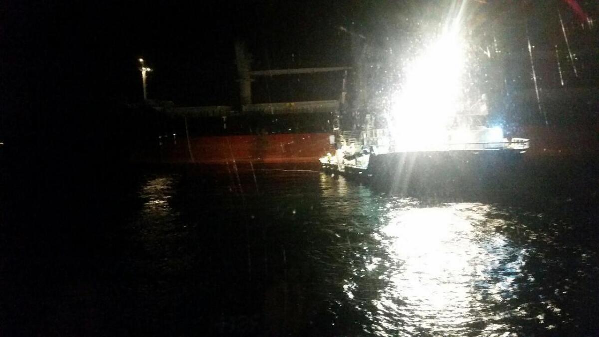 Det vart ein dramatisk redningsaksjon ved Grunnavågen måndag kveld då ein fraktebåt fekk motorstopp.